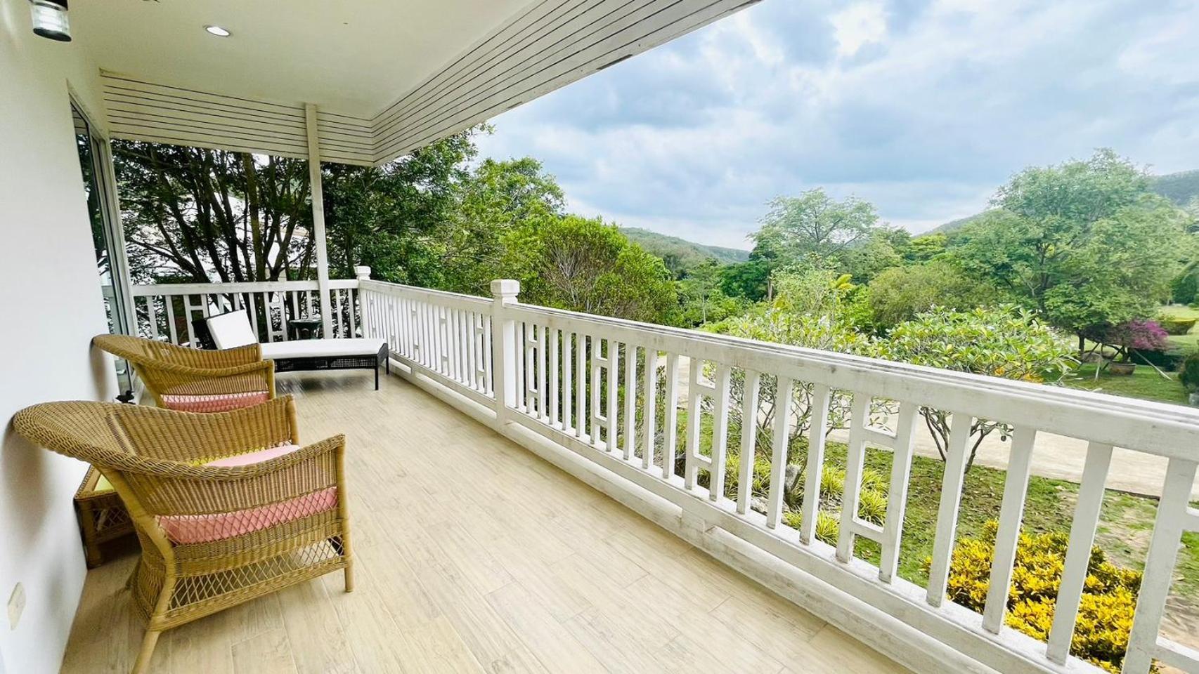 Baan Ing Khao Hotel Pakchong Bagian luar foto