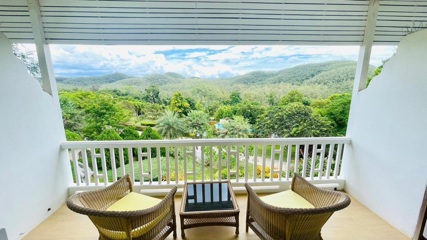 Baan Ing Khao Hotel Pakchong Bagian luar foto
